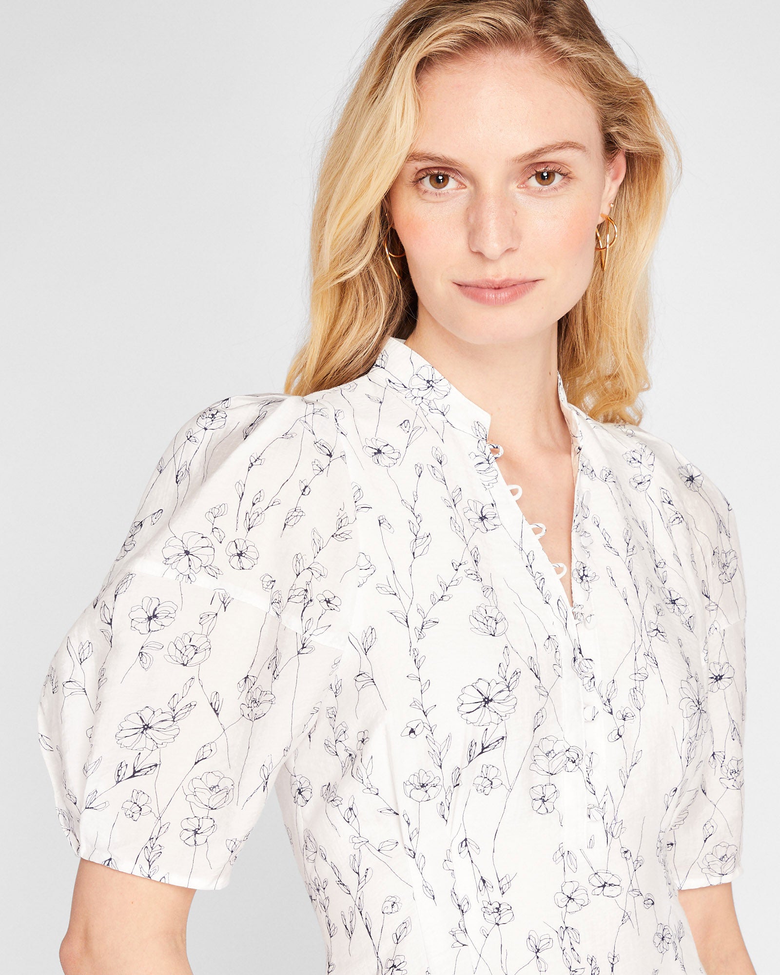 CLUB MONACO - Robe florale à manches bouffantes - Blanc