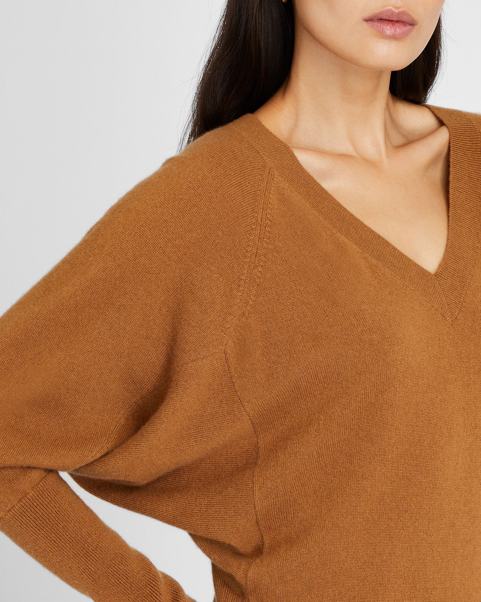 CLUB MONACO - Robe à col en V en cachemire - Chameau