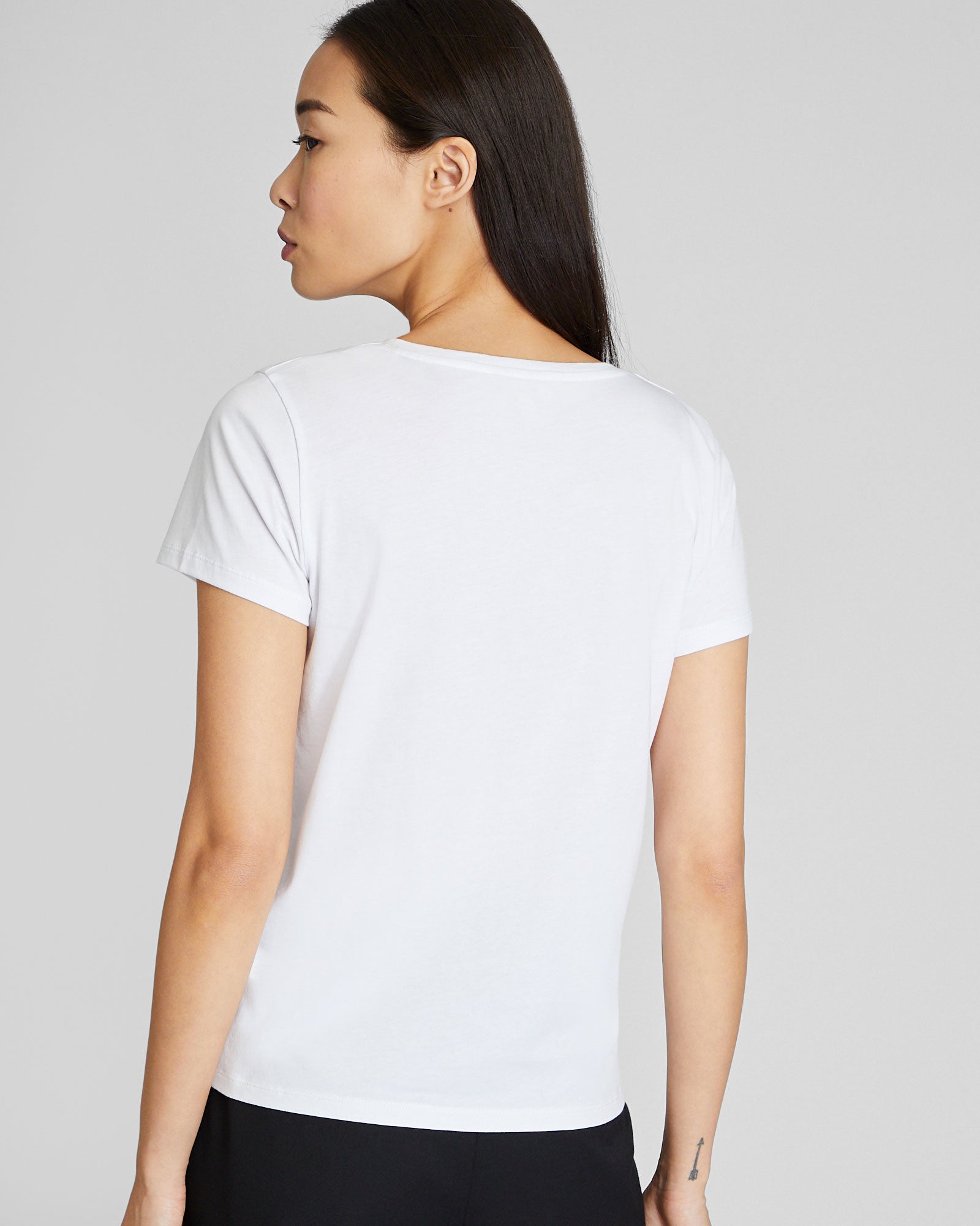 CLUB MONACO - The V-Neck Tee - White