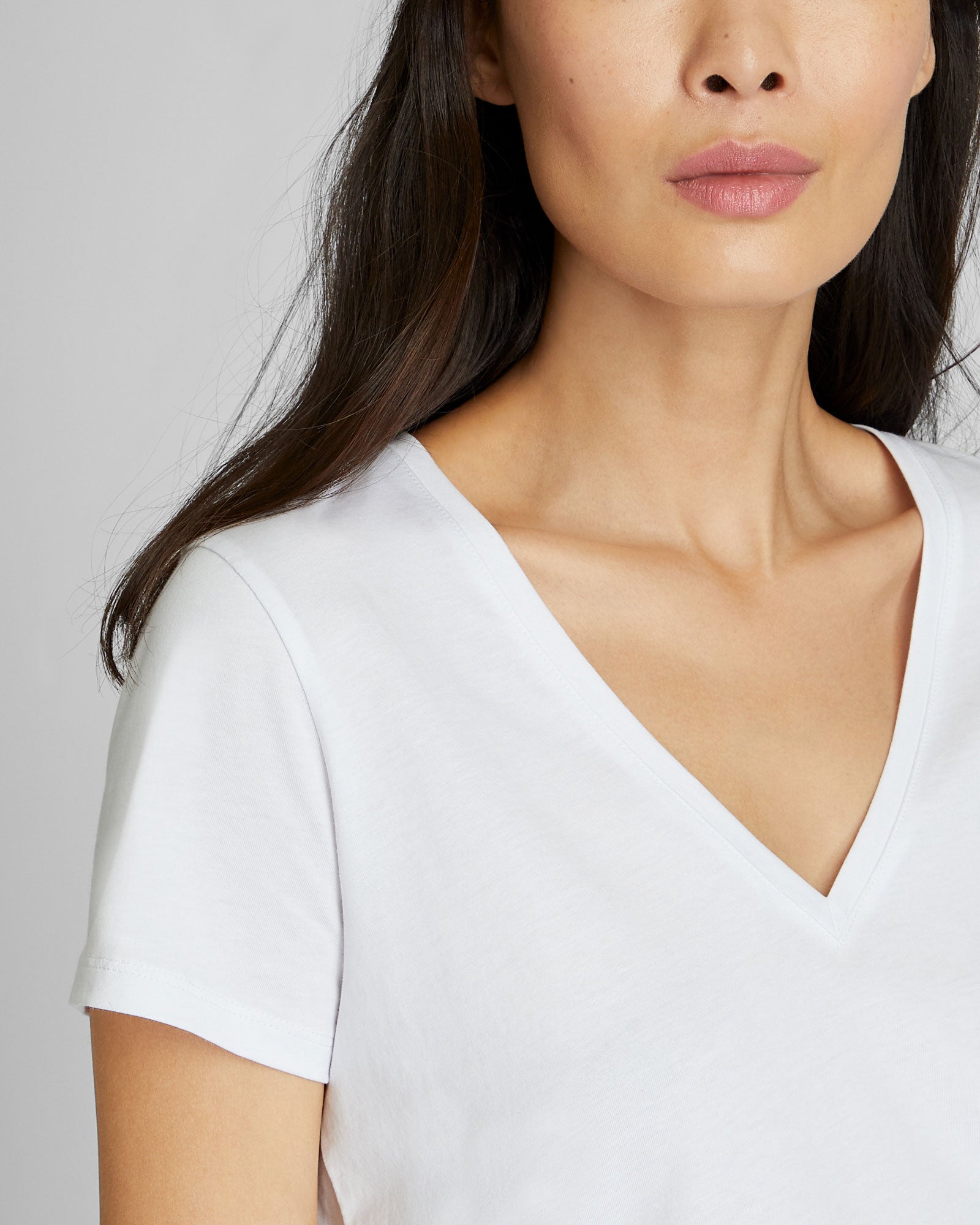 CLUB MONACO - The V-Neck Tee - White