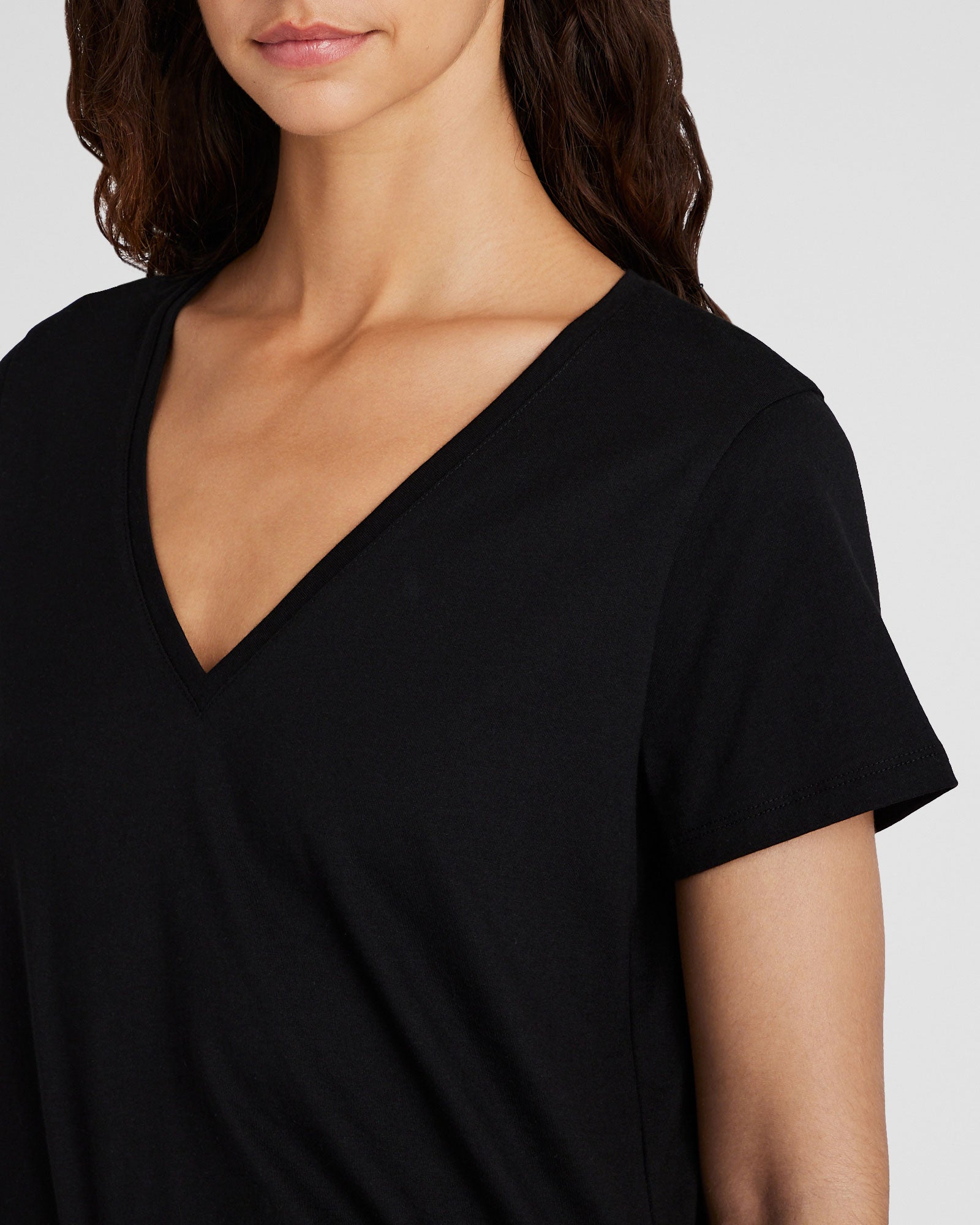 CLUB MONACO - Le T-shirt à col en V - Noir