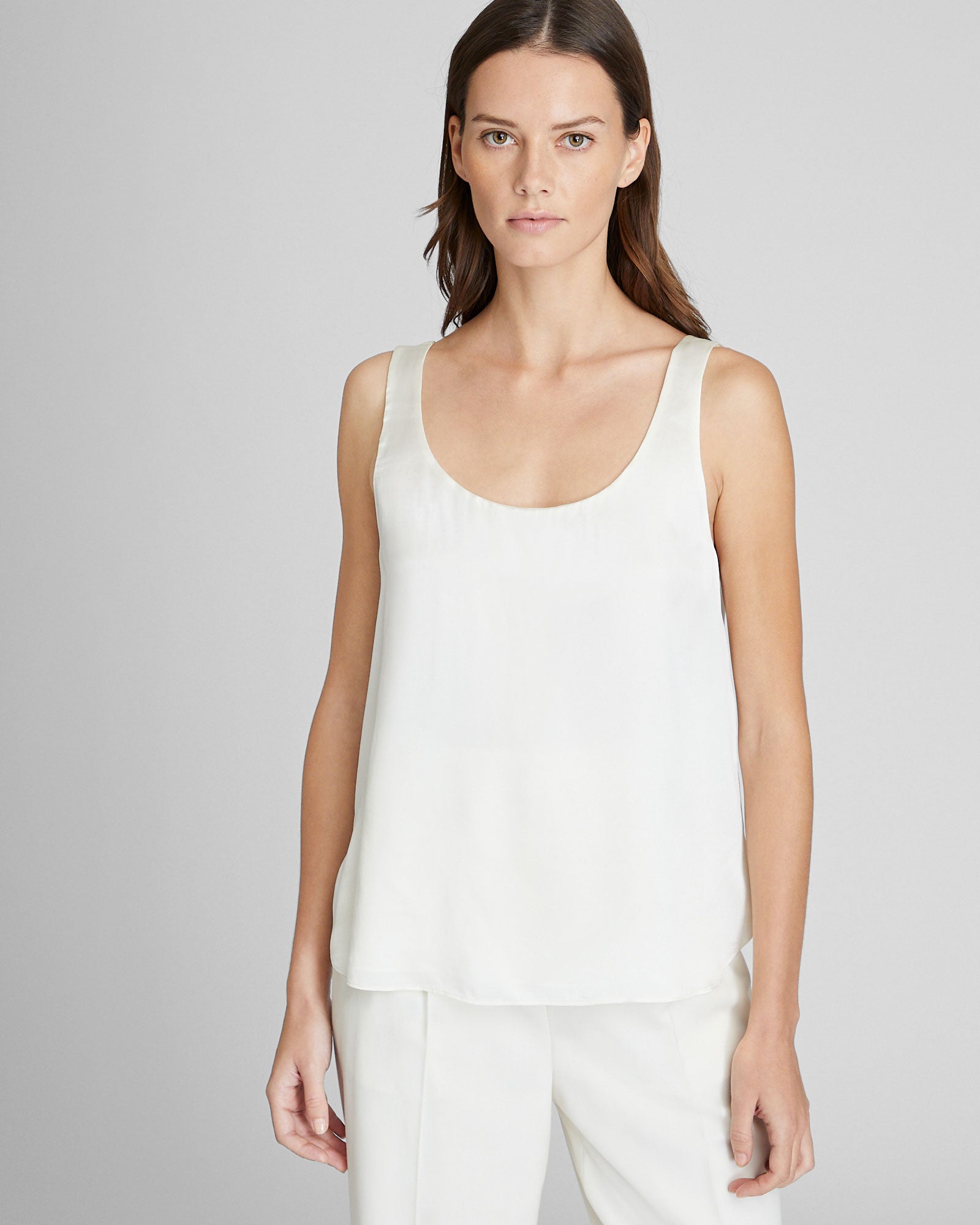 CLUB MONACO - Haut en soie luxueux à col dégagé - Naturel