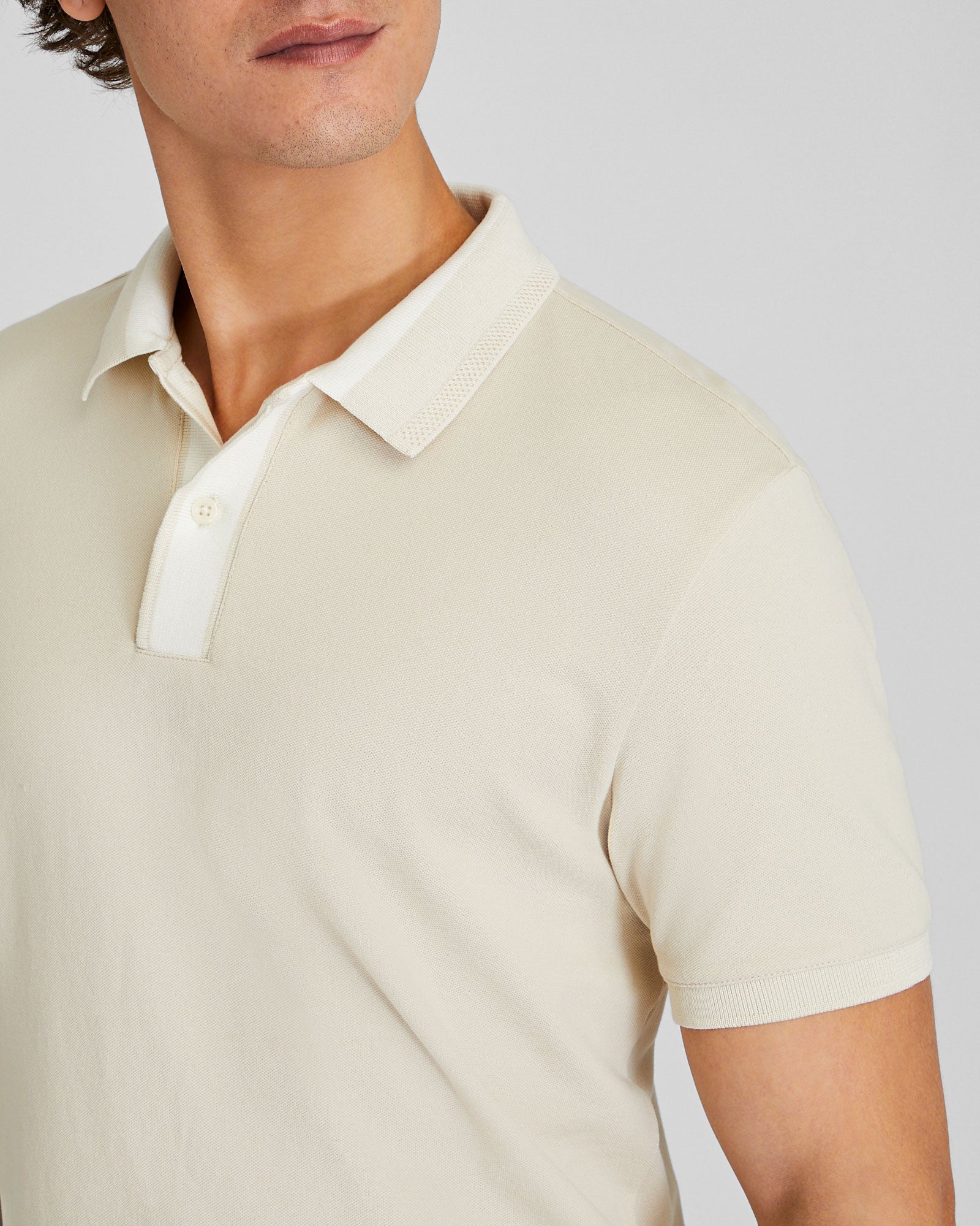 CLUB MONACO - Polo à col de couleur contrastante - Amande