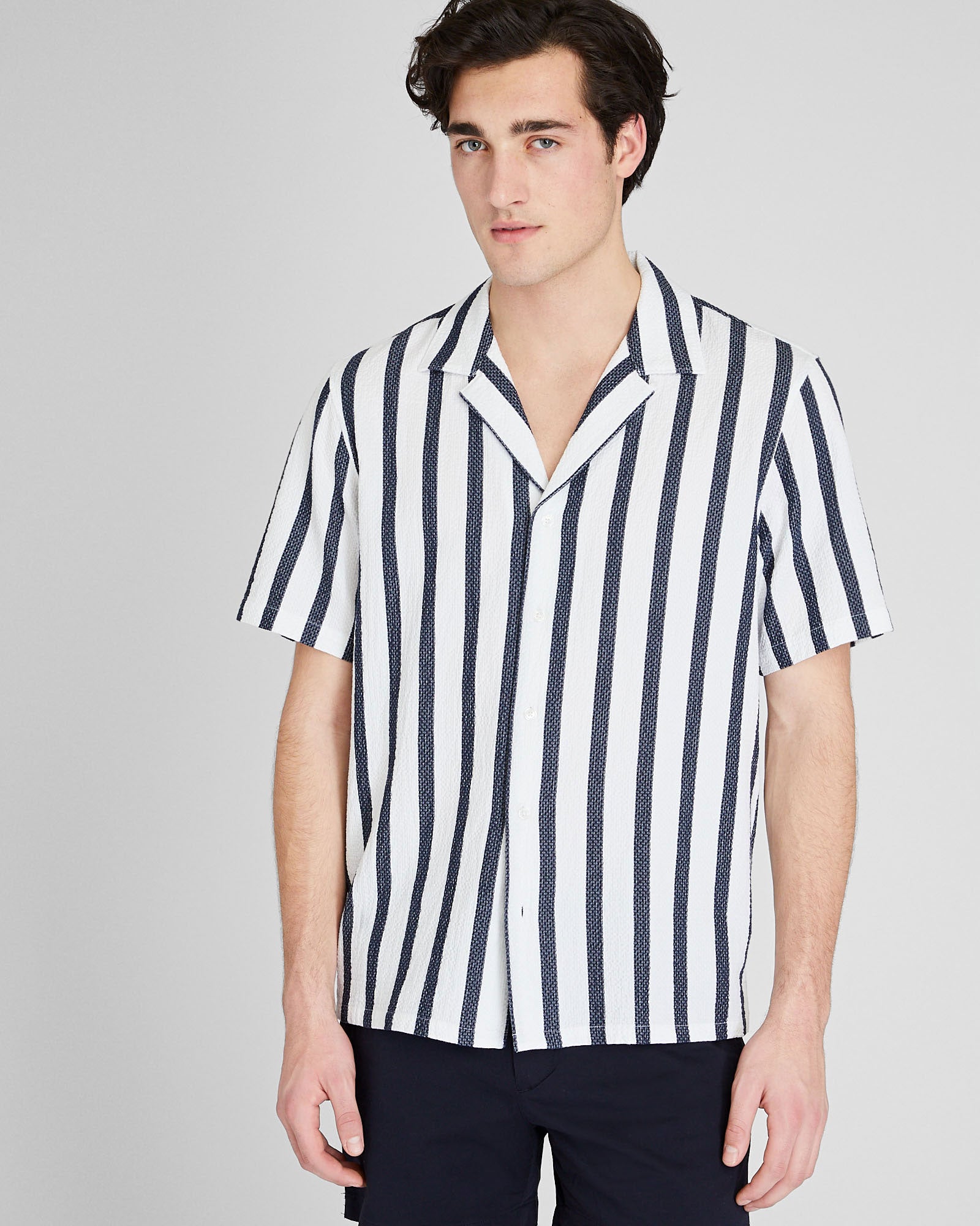 CLUB MONACO - Chemise à col camp en tissu gaufré - Rayures Marines