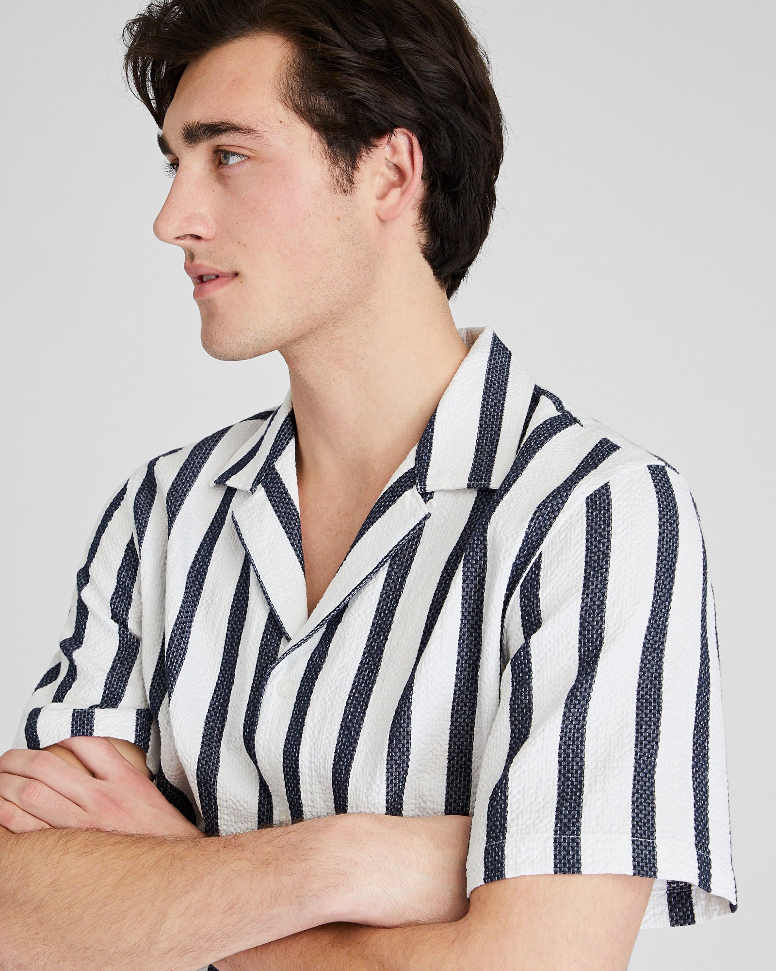 CLUB MONACO - Chemise à col camp en tissu gaufré - Rayures Marines