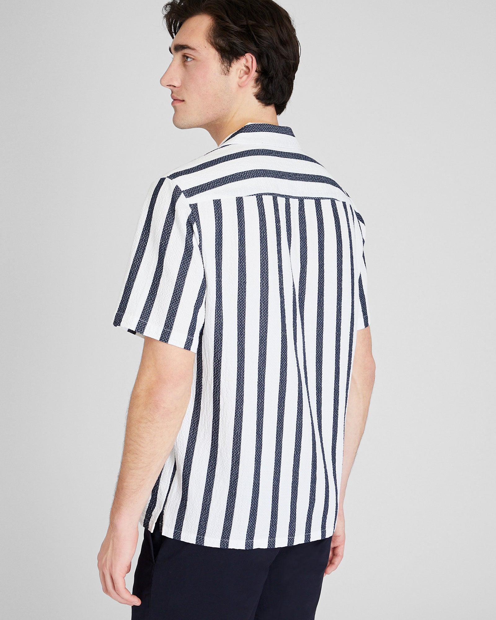 CLUB MONACO - Chemise à col camp en tissu gaufré - Rayures Marines