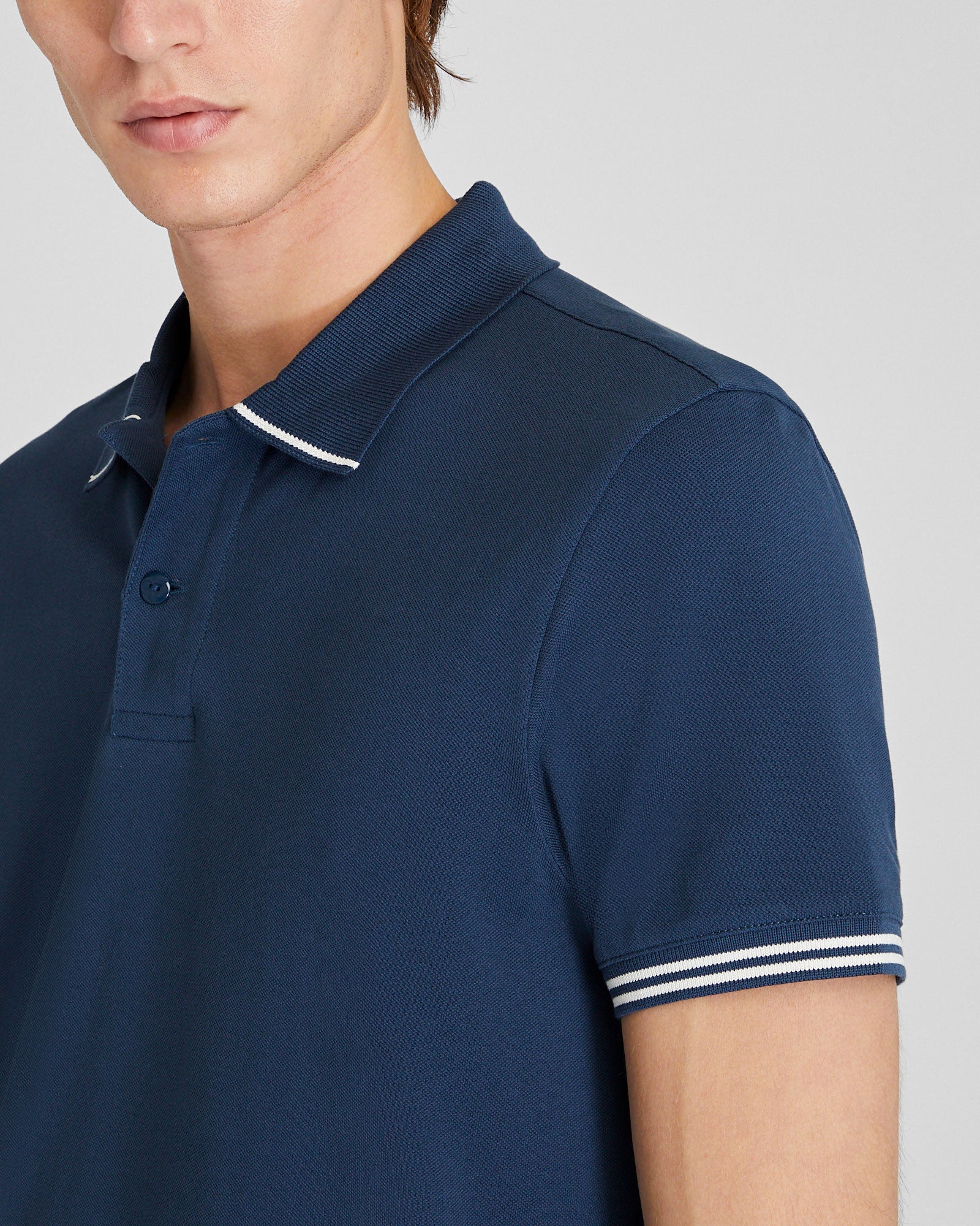 CLUB MONACO - Polo à col à lisières contrastées - Base bleu moyen