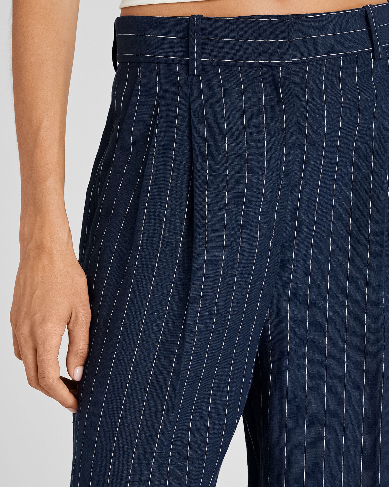 CLUB MONACO - Pinstripe Pleated Linen Blend Trouser - Navy