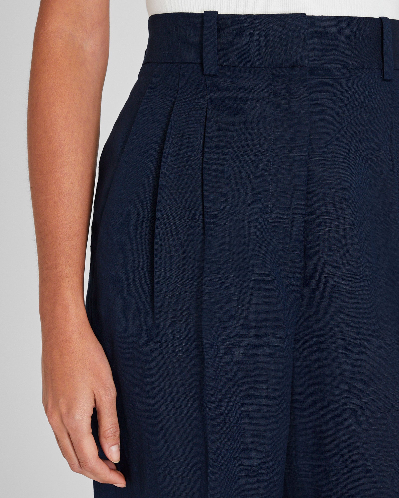 CLUB MONACO - Pleated Linen Blend Trouser - Navy