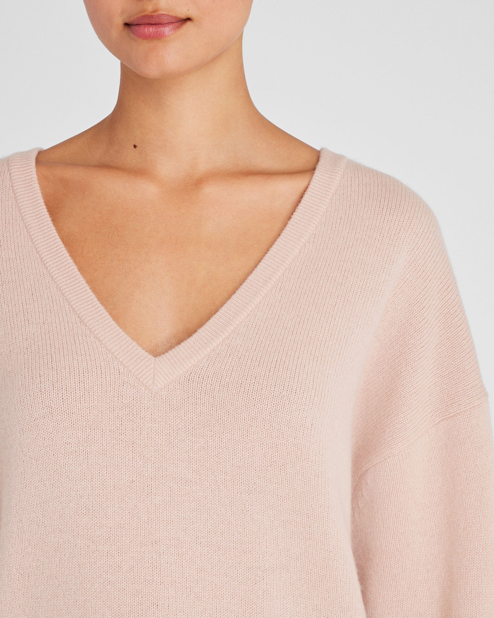 CLUB MONACO - Chandail à col en V en cachemire - Rose