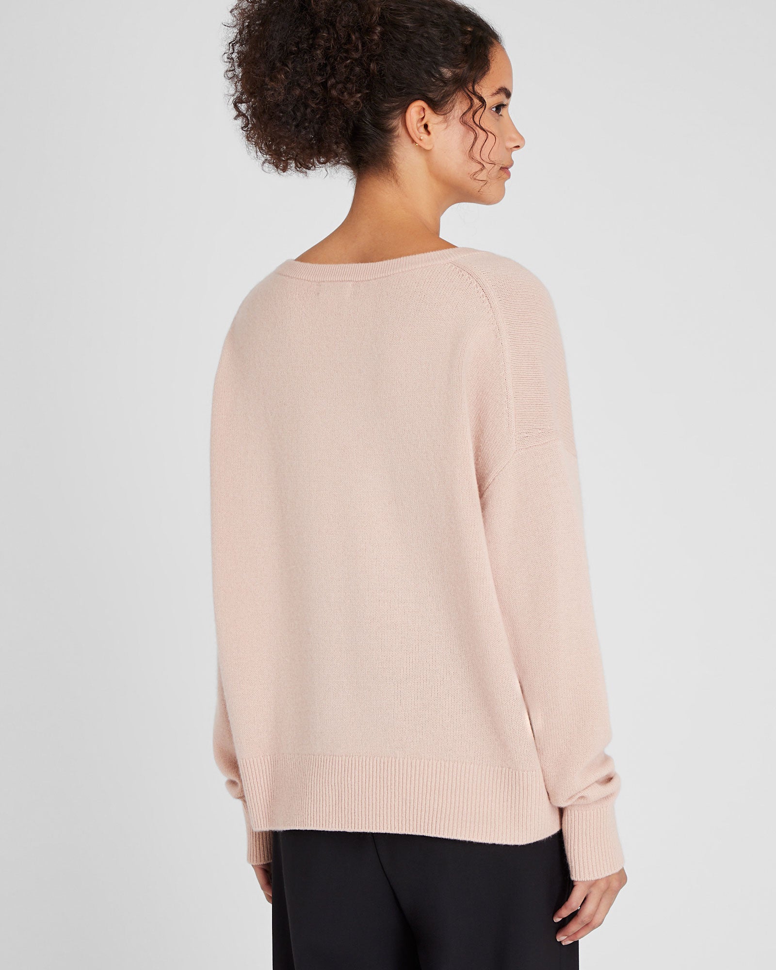 CLUB MONACO - Chandail à col en V en cachemire - Rose
