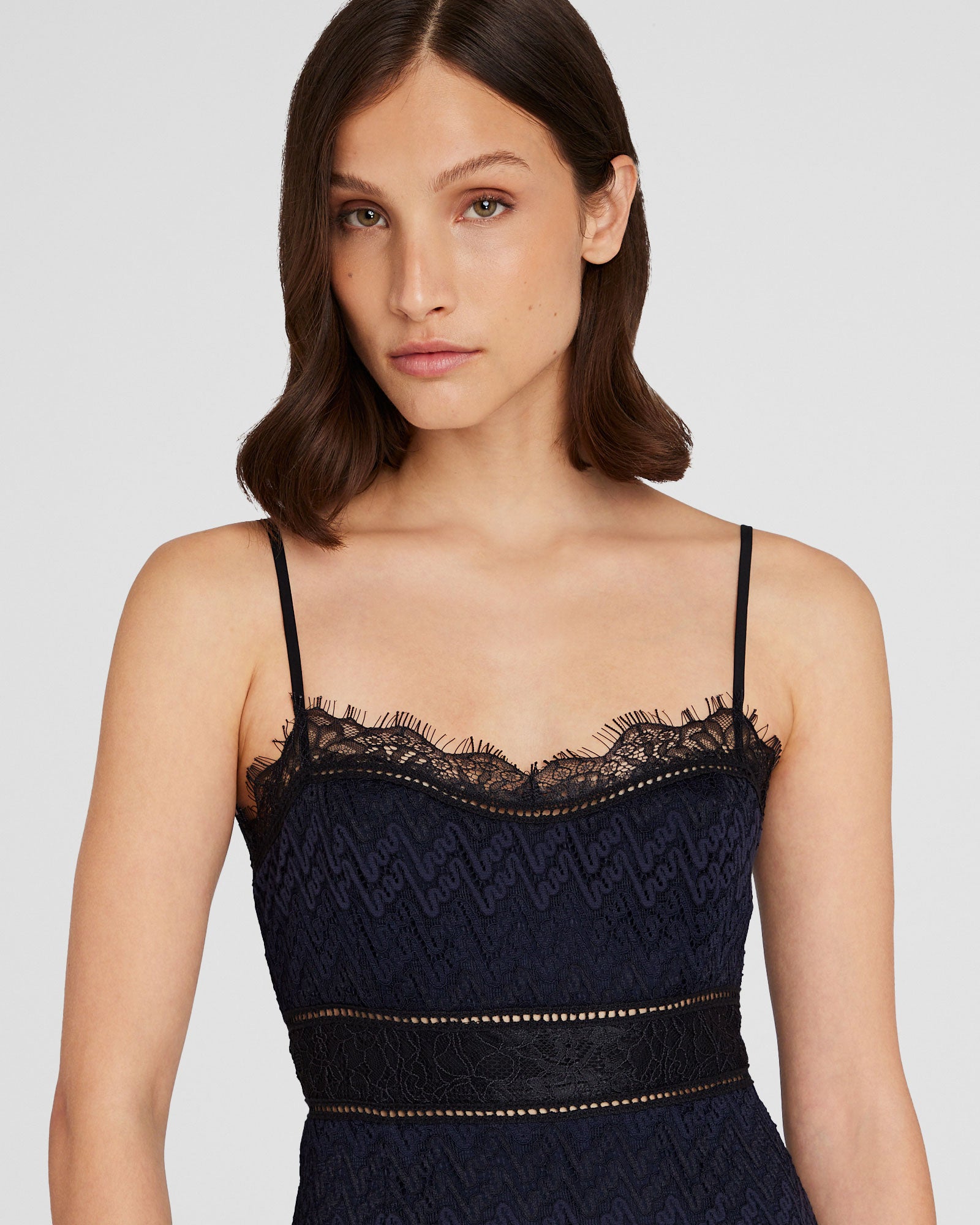CLUB MONACO - Robe midi à insertions en dentelle - Combo noir grillé