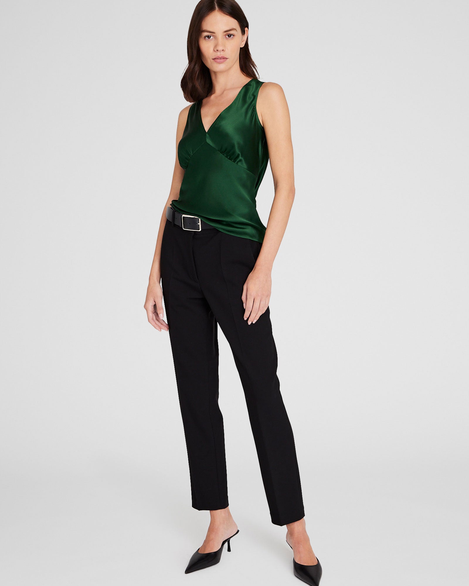 CLUB MONACO - Haut sans manches en charmeuse de soie à col en V - Conifère