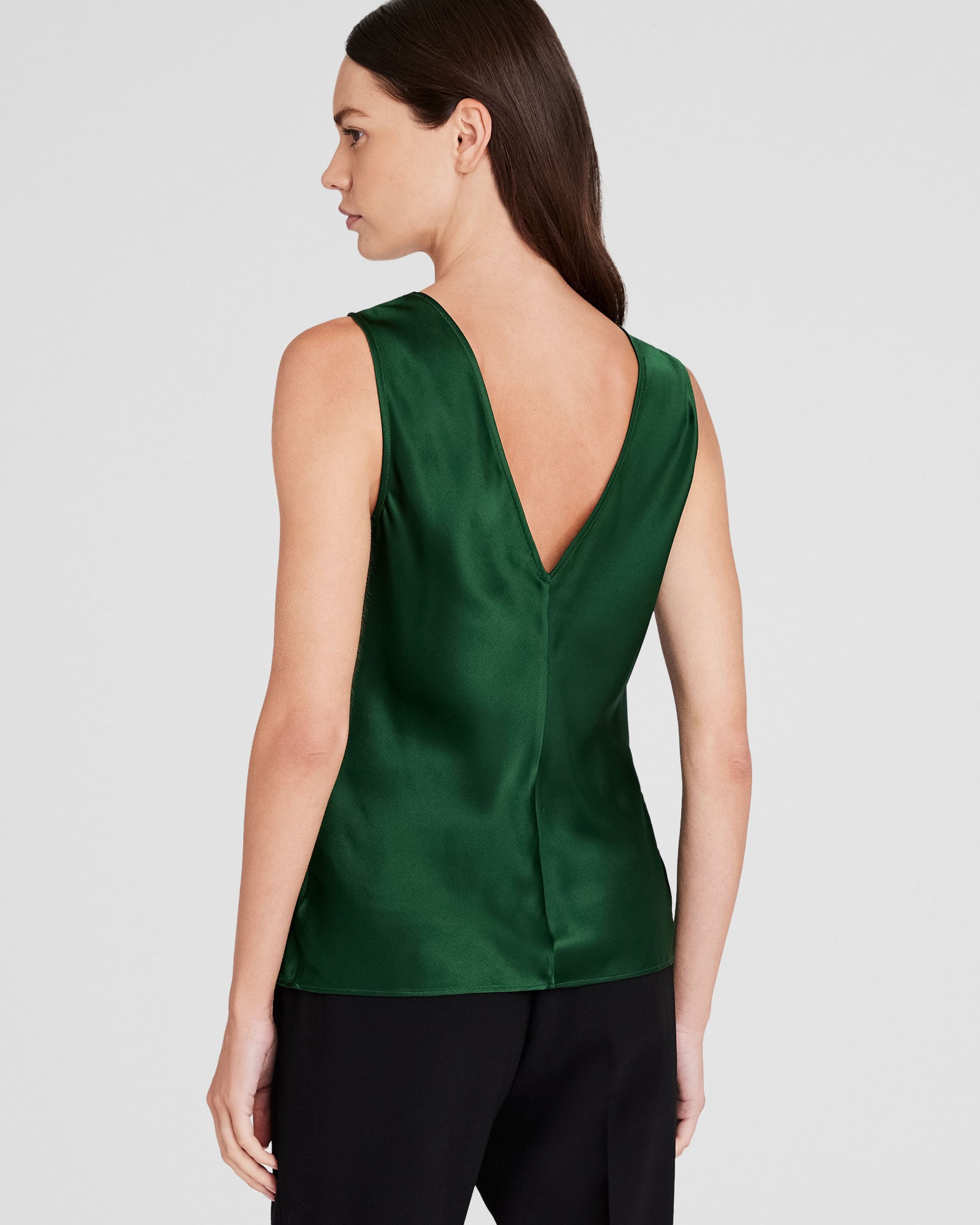 CLUB MONACO - Haut sans manches en charmeuse de soie à col en V - Conifère