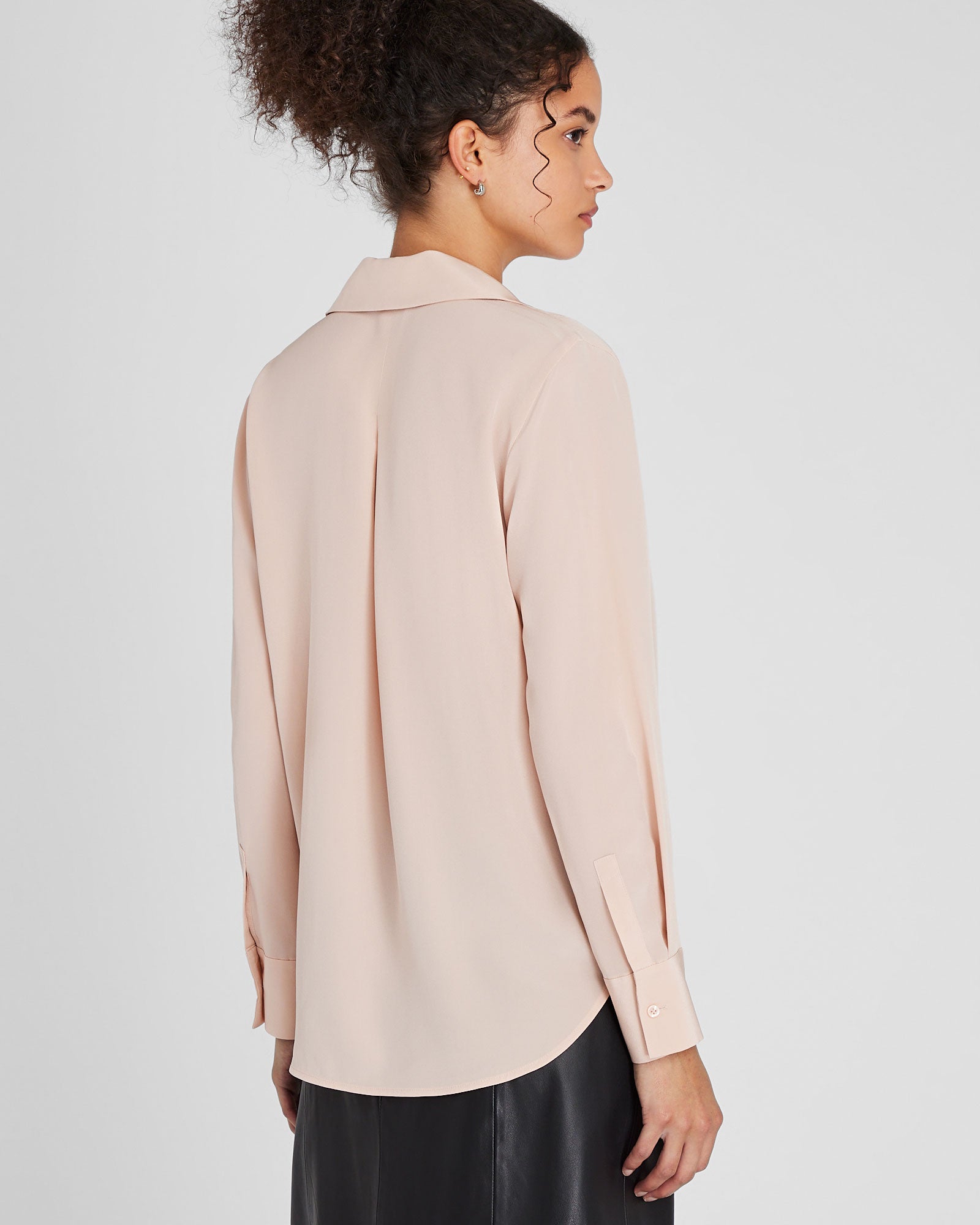 CLUB MONACO - Chemisier en soie à col ouvert - Rose Poudré