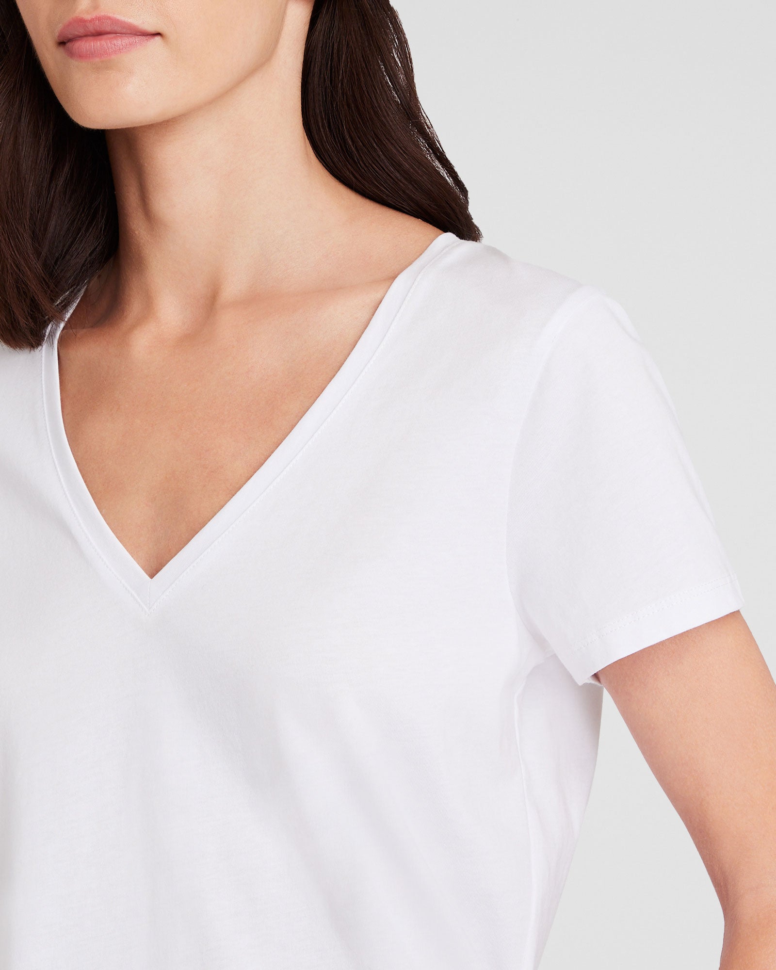 CLUB MONACO - The V-Neck T-Shirt - White
