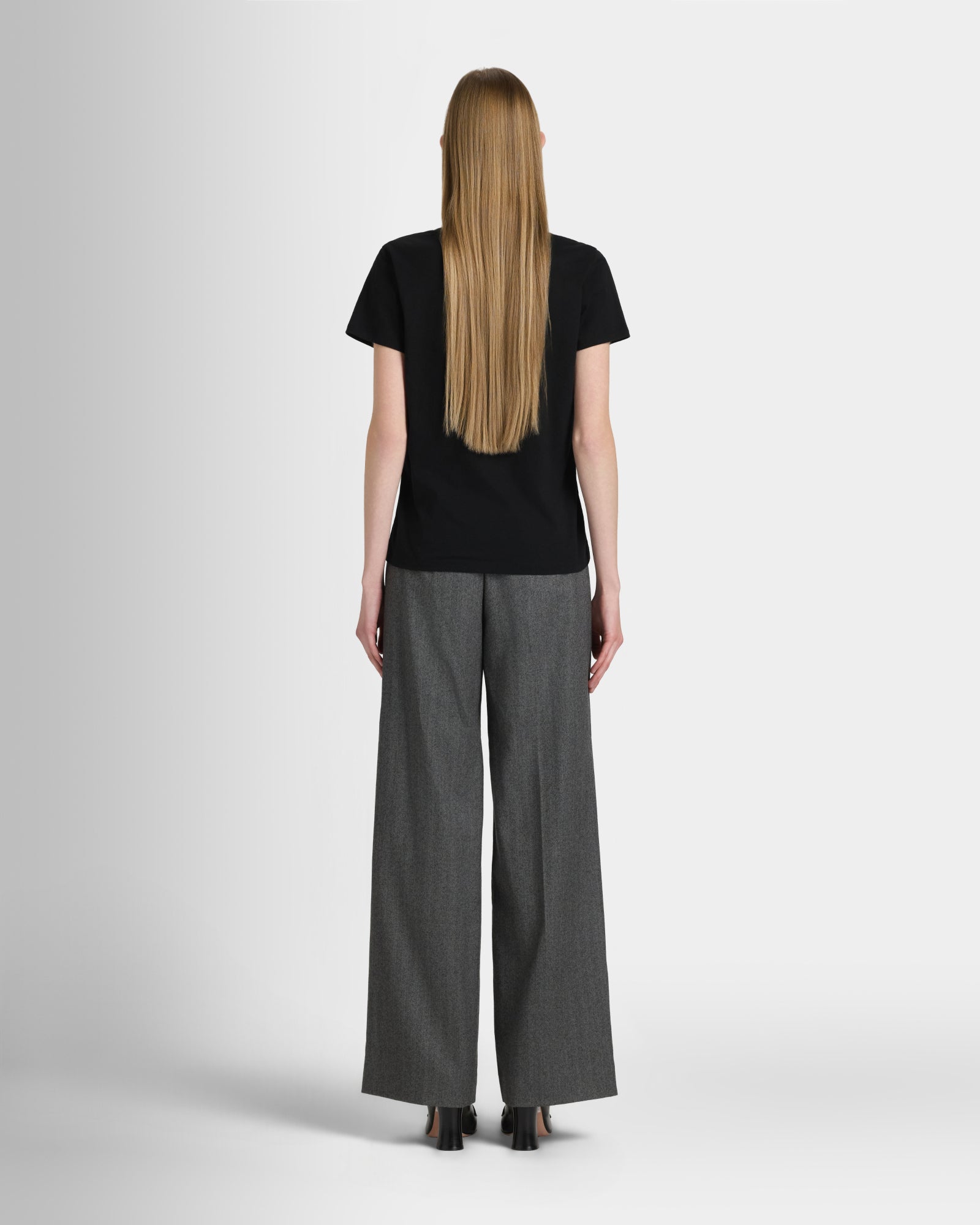 Club Monaco Corp, CA - The V-Neck T-Shirt - Black