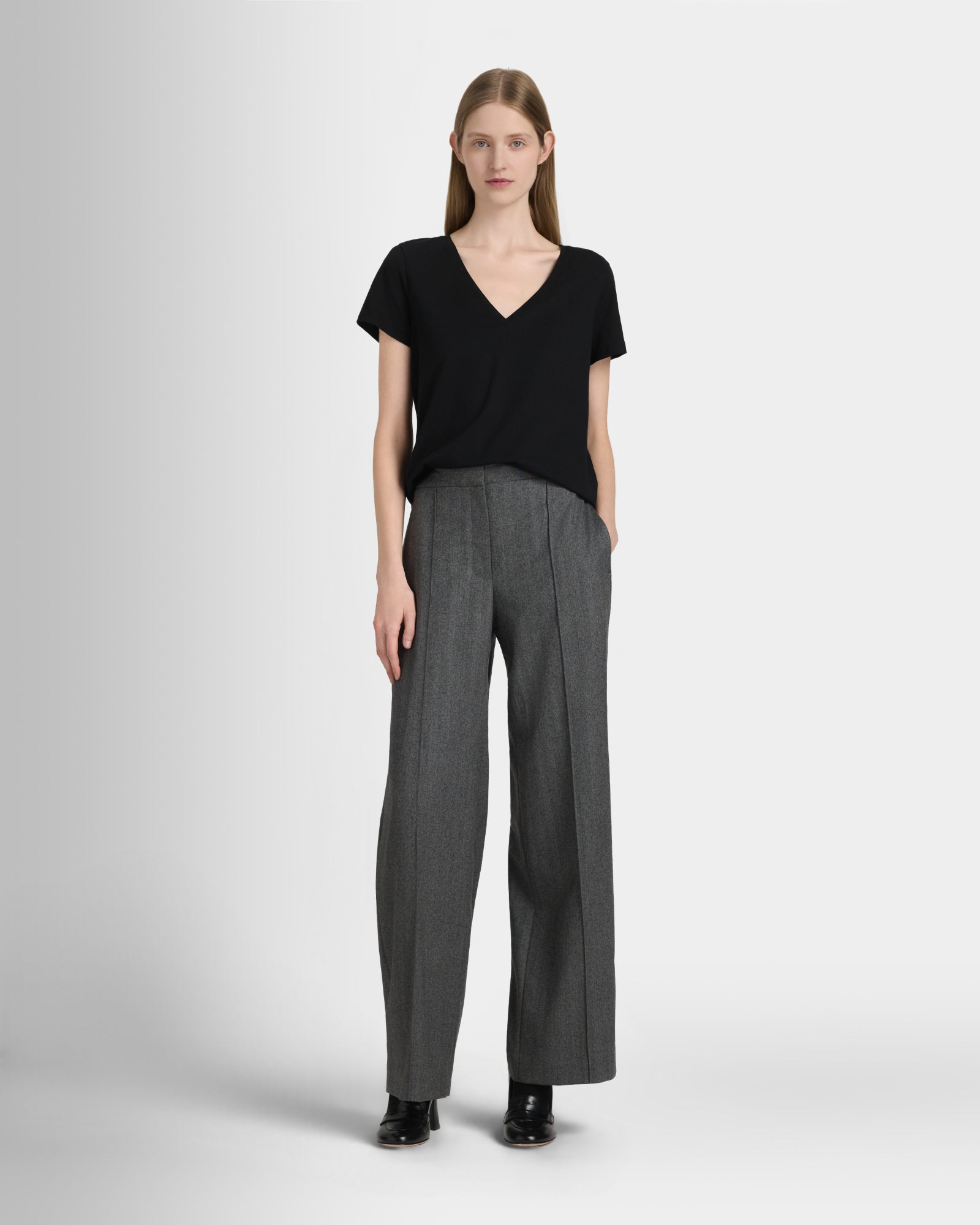 Club Monaco Corp, CA - The V-Neck T-Shirt - Black