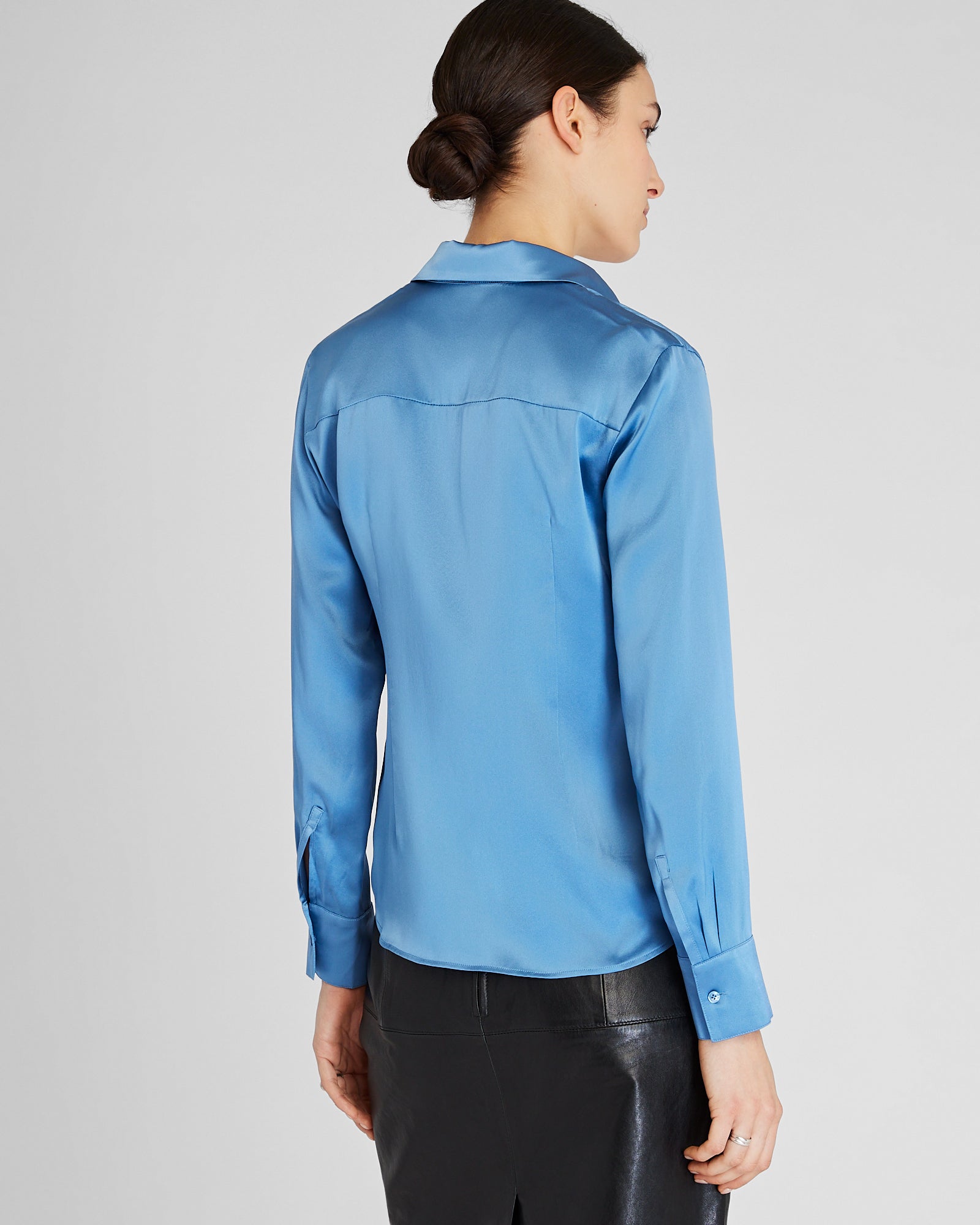 CLUB MONACO - Chemise en charmeuse de soie coupe étroite - Bleu