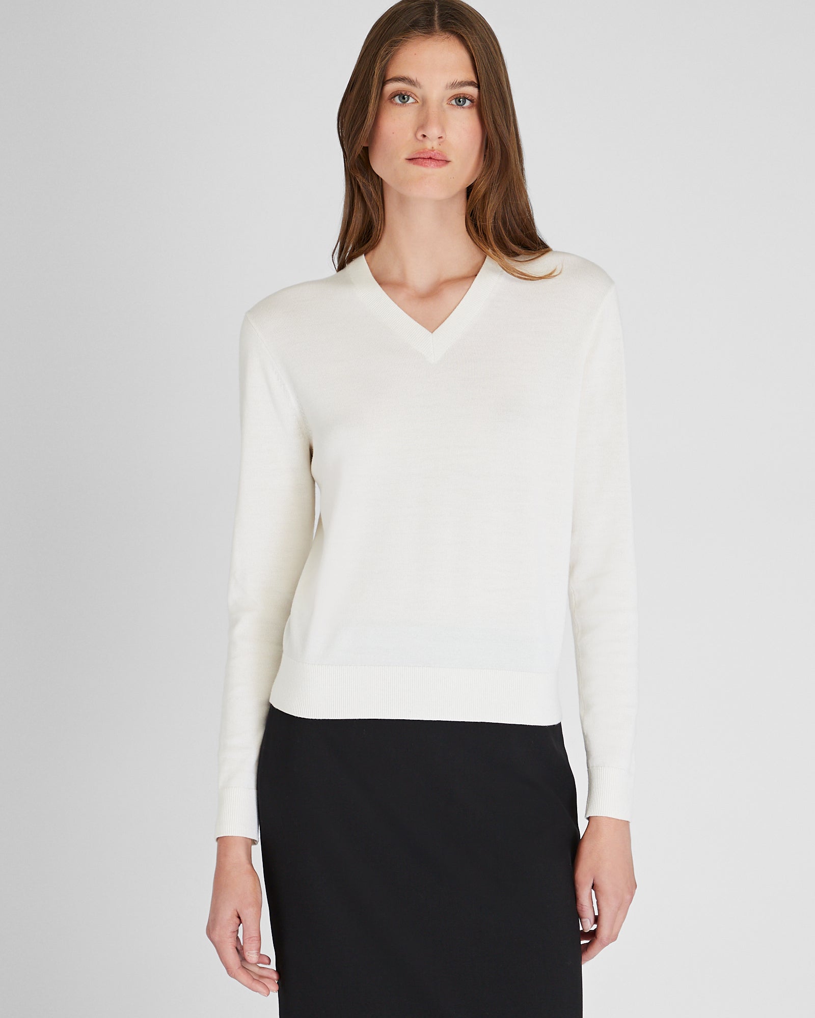 CLUB MONACO - Pull Slim Fit à col en V - Crème