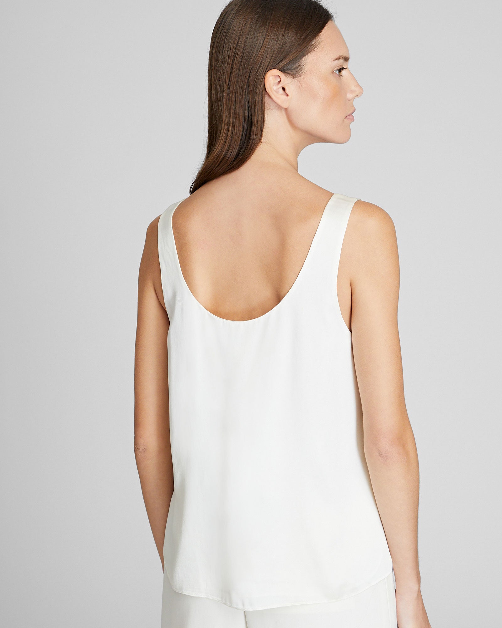 CLUB MONACO - Haut en soie luxueux à col dégagé - Blanc