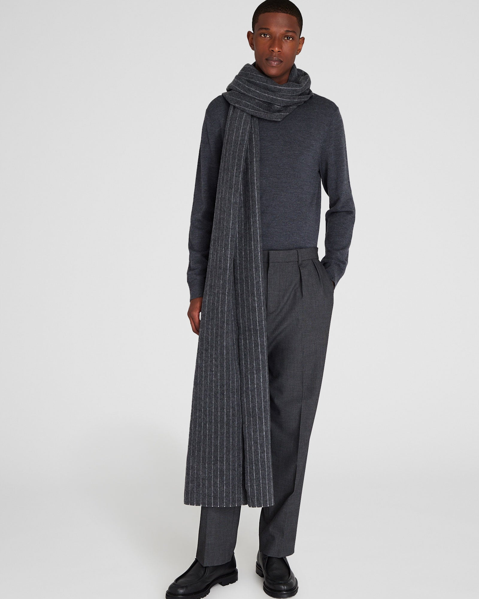 CLUB MONACO - Écharpe double face - Base de charbon de bois