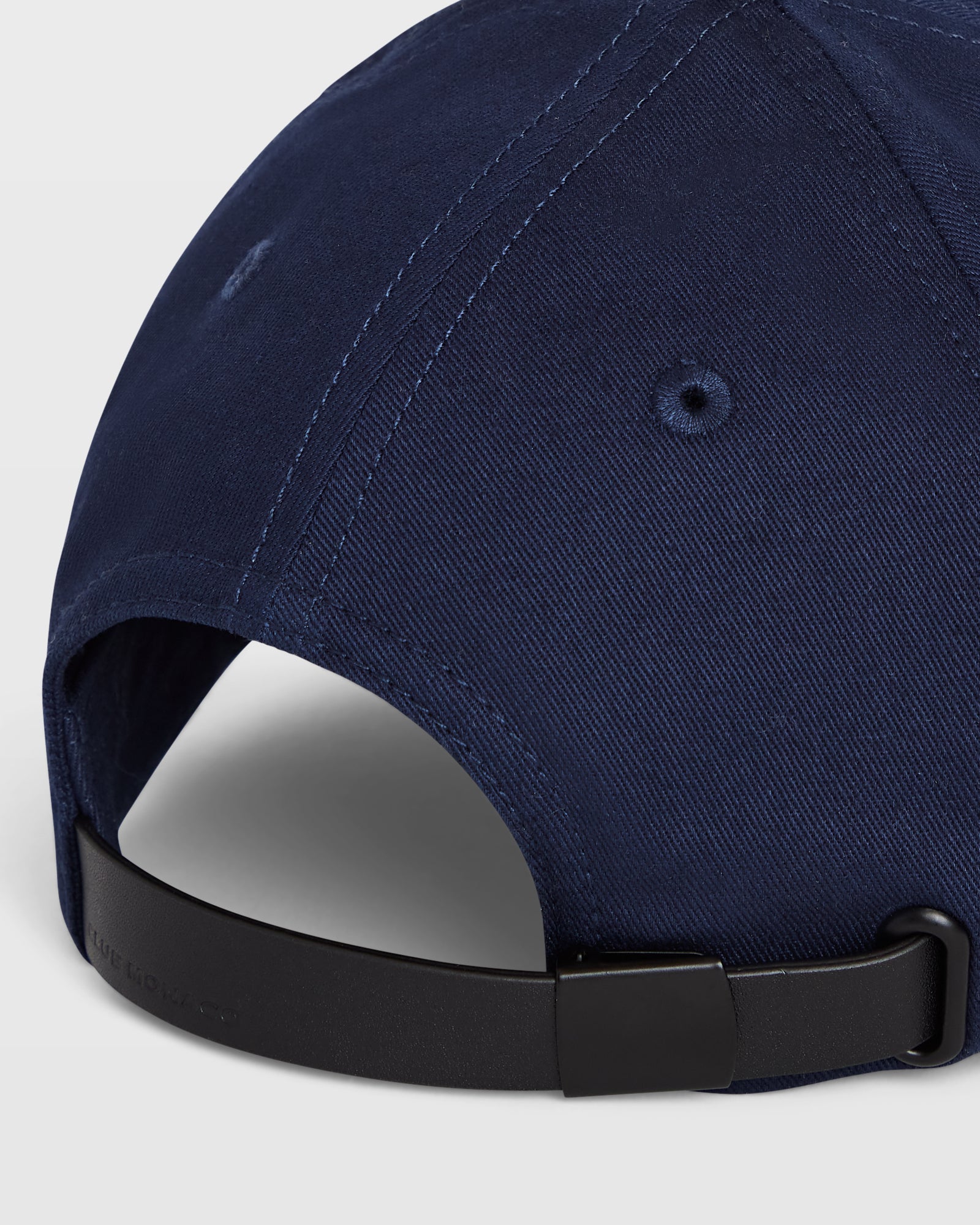 CLUB MONACO - Casquette avec courroie en cuir - Marine
