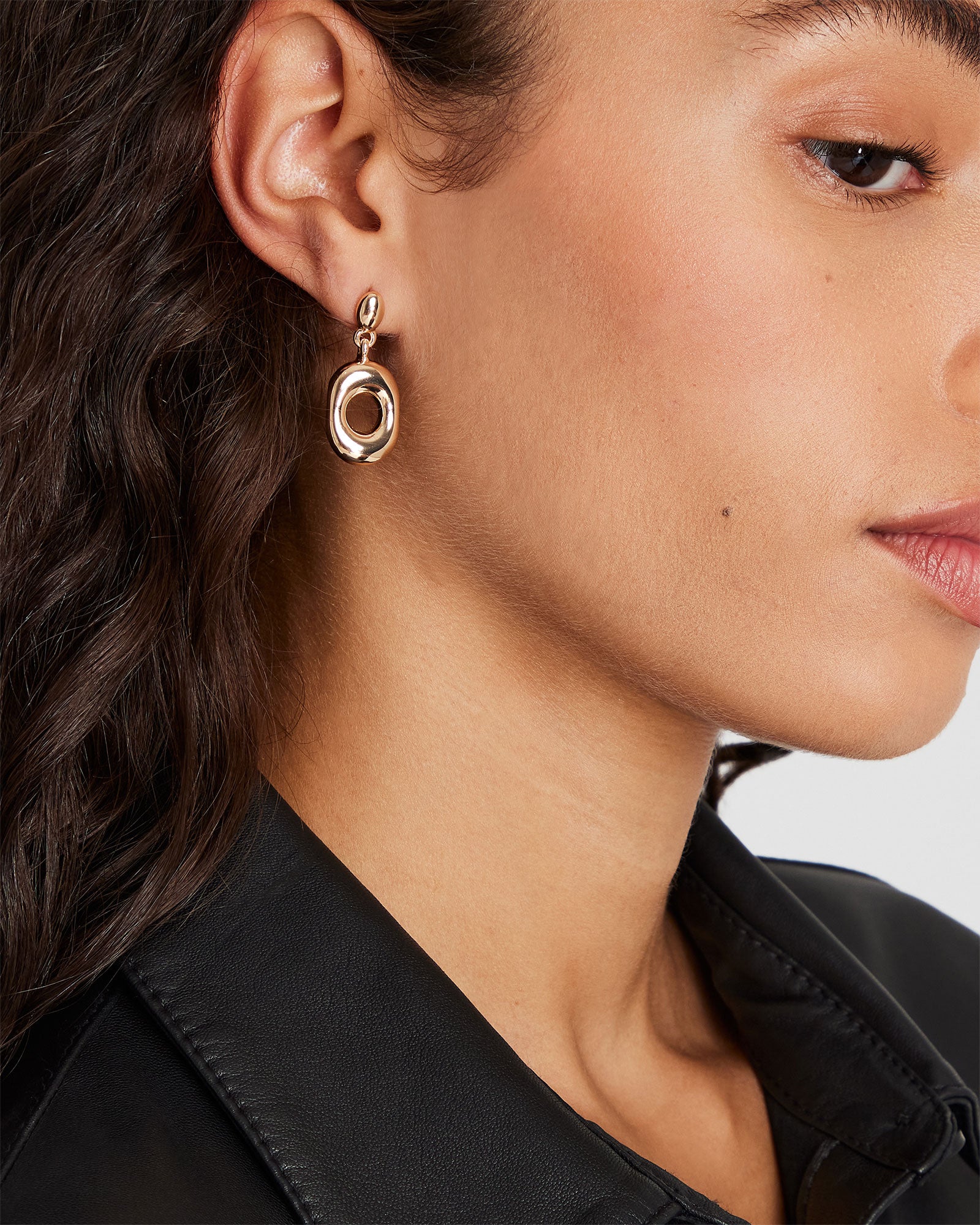CLUB MONACO - Boucles d’oreilles suspendues de style organique - Or