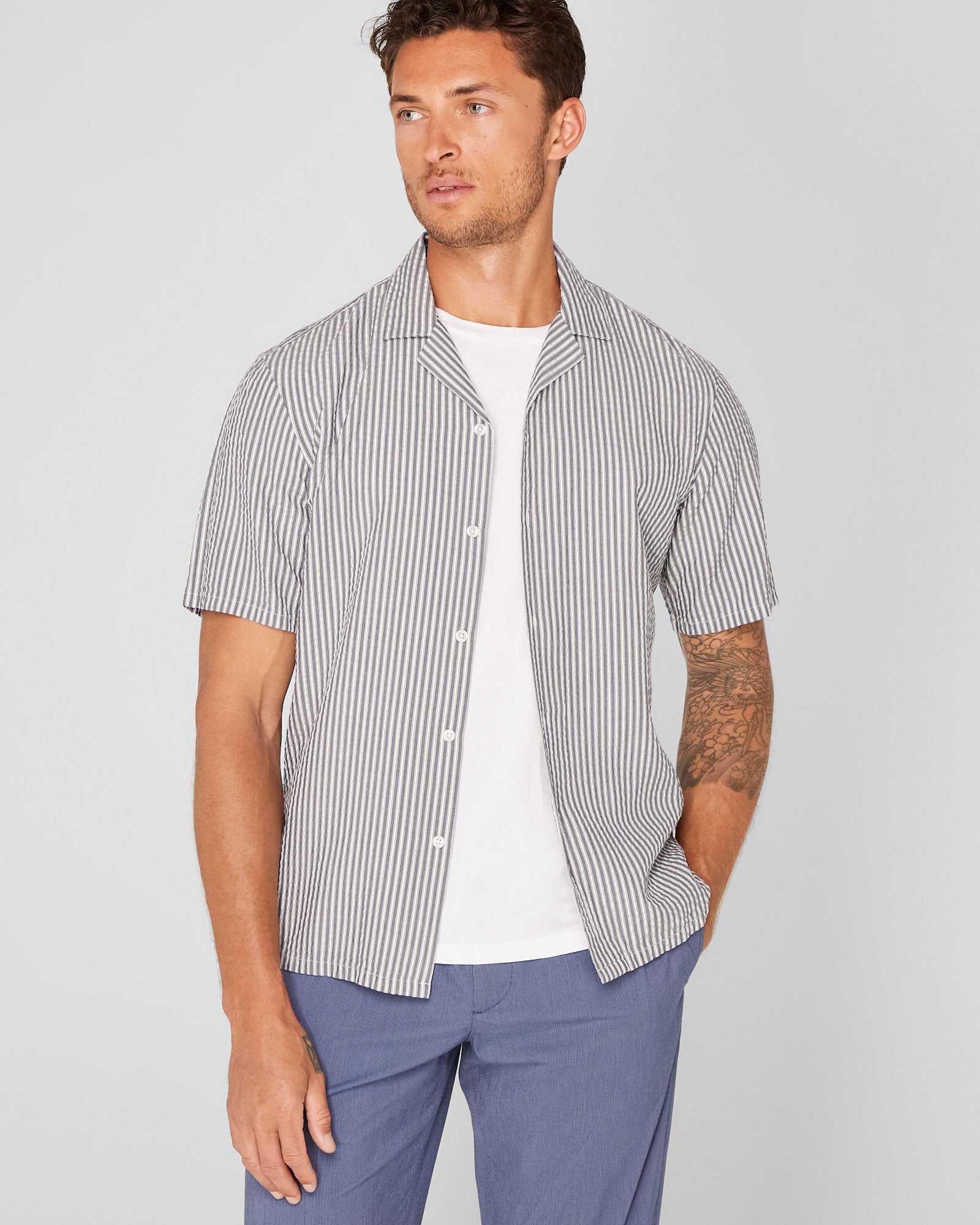 CLUB MONACO - Chemise gaufrée col camp - Rayure - ivoire