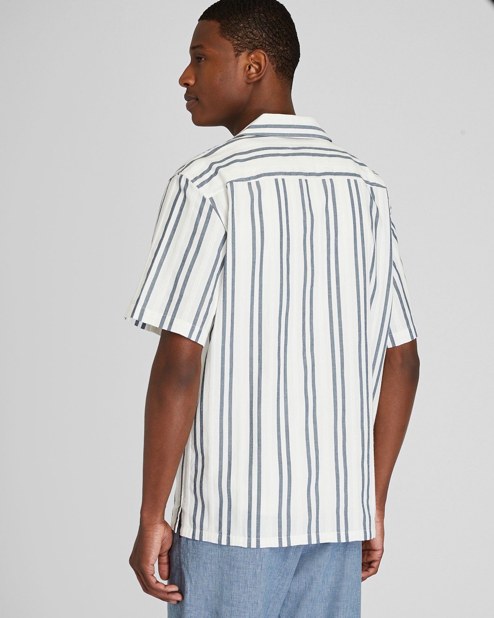 CLUB MONACO - Chemise texturée manches courtes - Rayures Bleues Et Blanches
