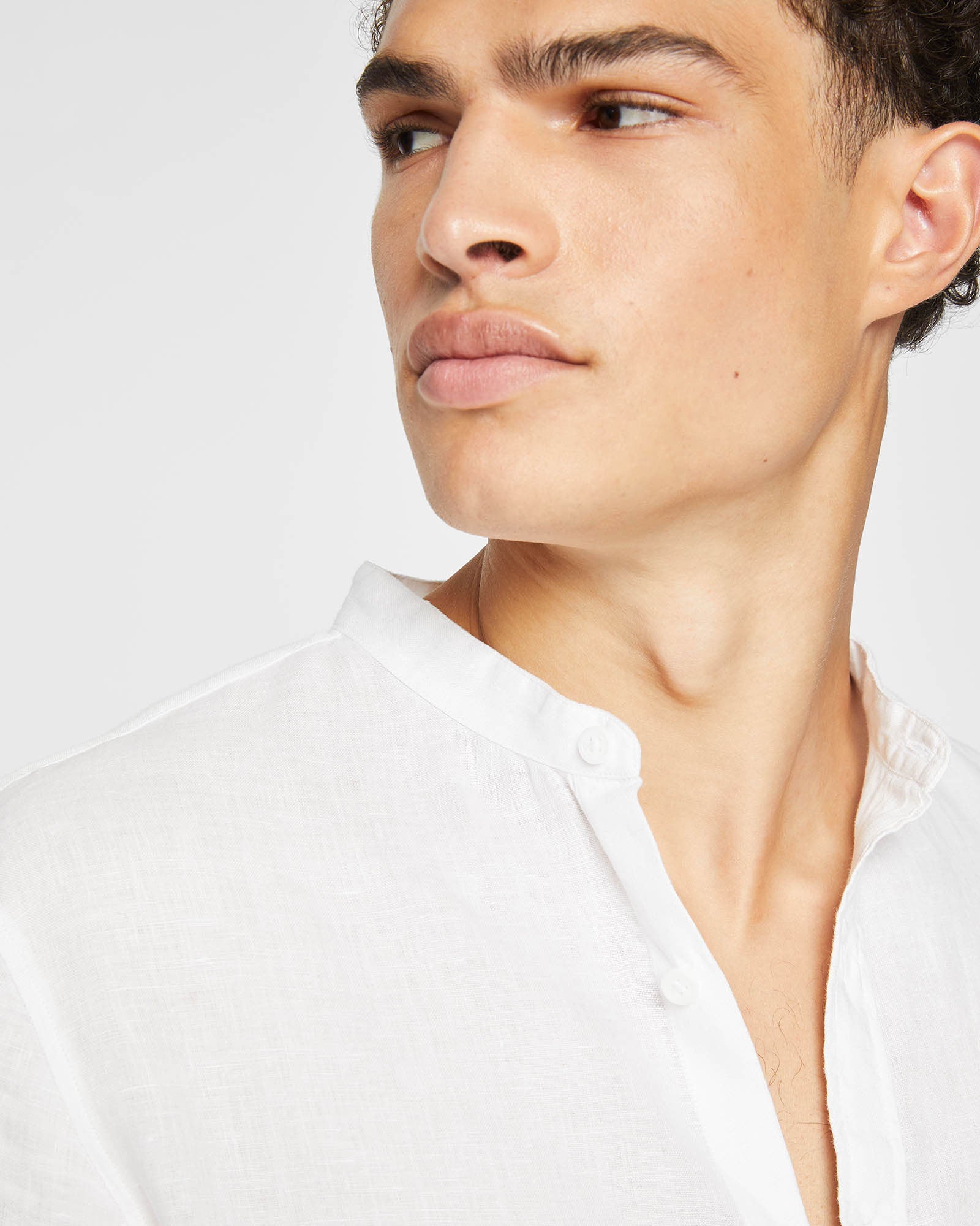 CLUB MONACO - Chemise en lin à col cravate - Blanc