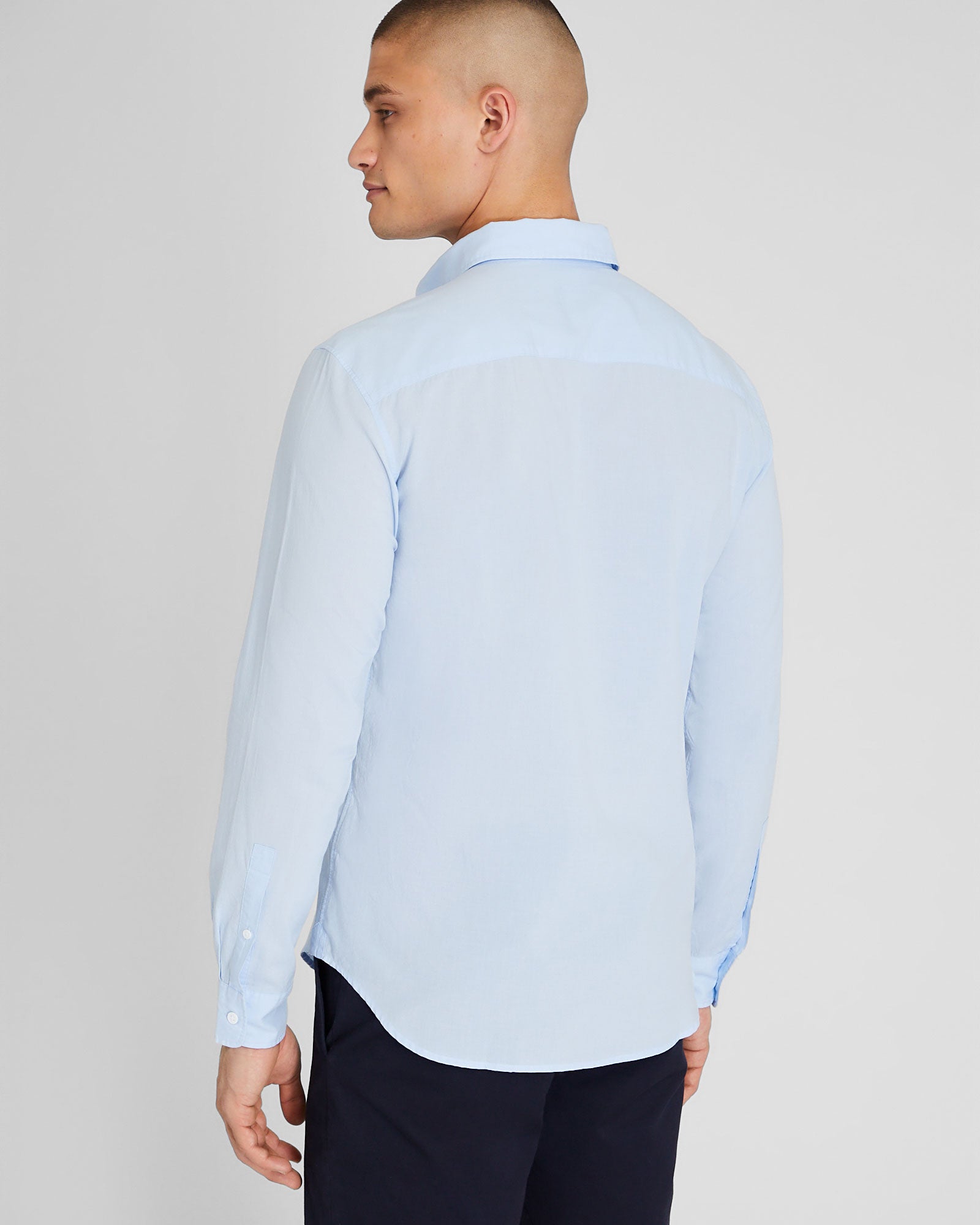CLUB MONACO - Chemise en popeline unie légère - Bleu clair